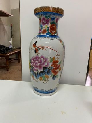 Jarrón de porcelana multicolor con pájaro y flores