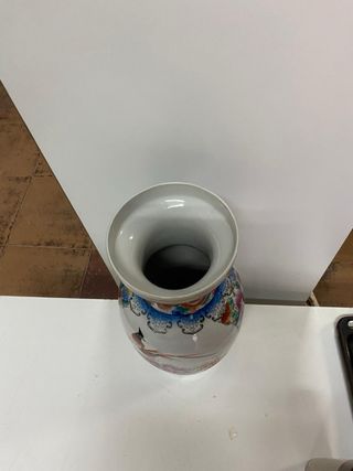 Jarrón de porcelana multicolor con pájaro y flores