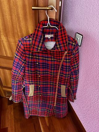 Abrigo Camaleónica cuadros rojo y morado