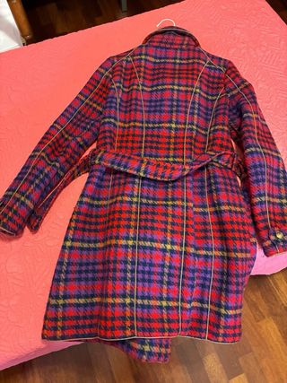 Abrigo Camaleónica cuadros rojo y morado