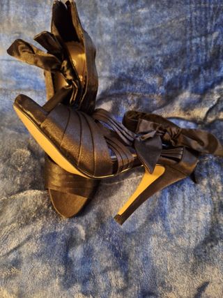 Zapatos de tacón negros con lazo