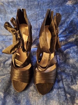 Zapatos de tacón negros con lazo