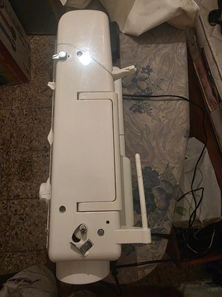 Máquina de coser blanca en perfecto estado 