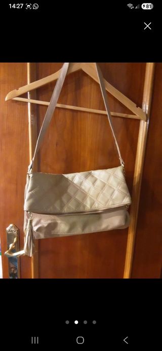 Bolso cartera beige con detalles dorados