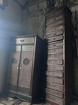 4 Muebles armarios de mimbre y madera