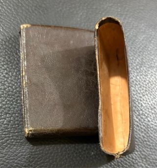 Funda de piel: Papel de fumar o un rosario...