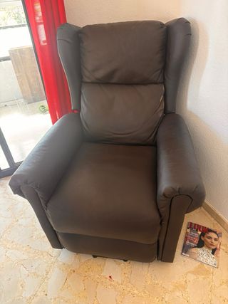 Sillón de descanso de piel marrón