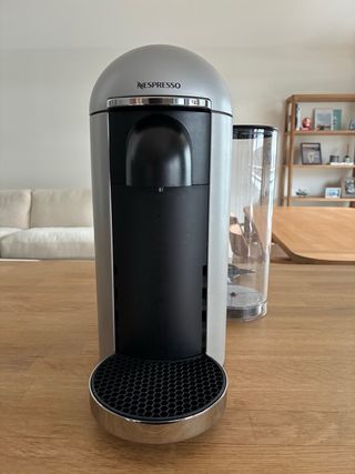 Cafetera Nespresso Vertuo Gris