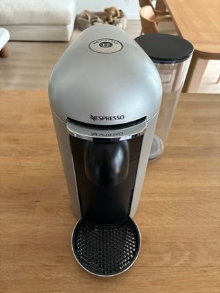 Cafetera Nespresso Vertuo Gris