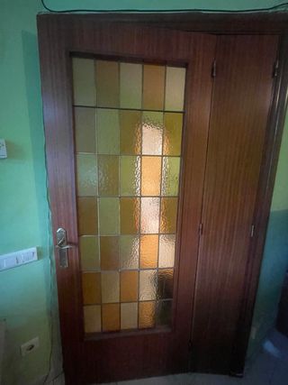 Puerta madera con cristalera