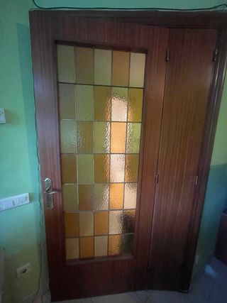 Puerta madera con cristalera