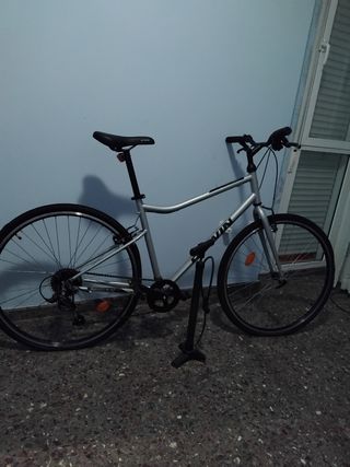 Bicicleta de paseo plateada
