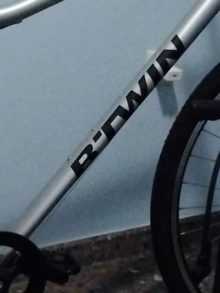 Bicicleta de paseo plateada