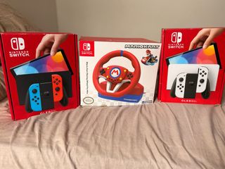 Nintendo Switch OLED bianco, rosso e blu 
