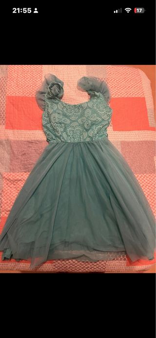 Vestido verde azulado con volantes