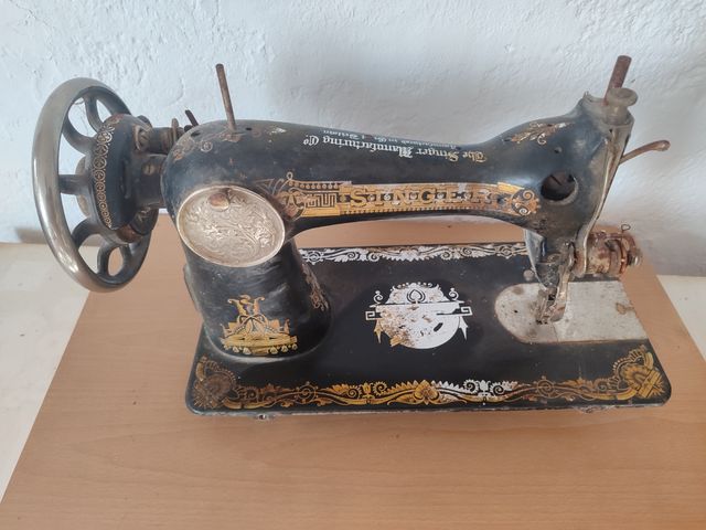 Máquina de coser Singer antigua para reparar .