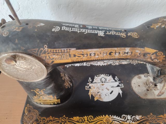 Máquina de coser Singer antigua para reparar .