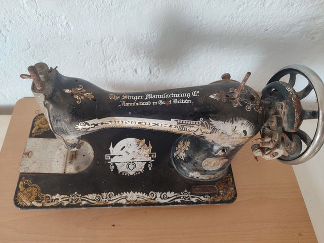 Máquina de coser Singer antigua para reparar .