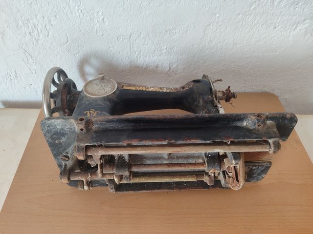 Máquina de coser Singer antigua para reparar .