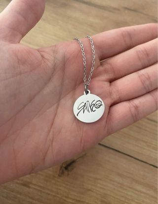 Collar plateado firma de Saiko