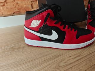 Air Jordan 1 Mid Negro/Rojo/Blanco Talla 44.5