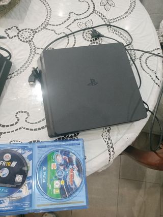 2 Consolas PS4 (PlayStation 4) Negra y Blanca