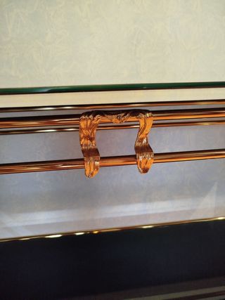 Mesa de pasillo cristal y detalles dorados