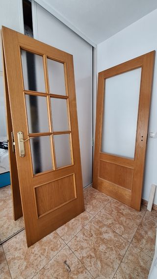 Puerta de madera con cristal