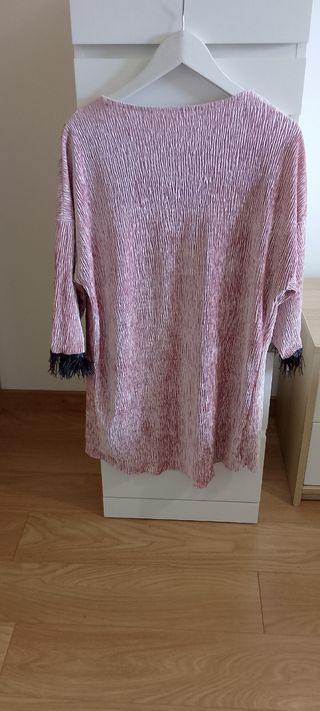 Chaqueta rosa con plumas negras