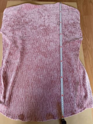 Chaqueta rosa con plumas negras