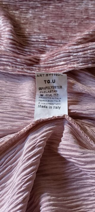 Chaqueta rosa con plumas negras