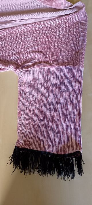 Chaqueta rosa con plumas negras