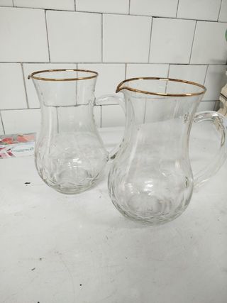 Jarra de cristal con borde dorado