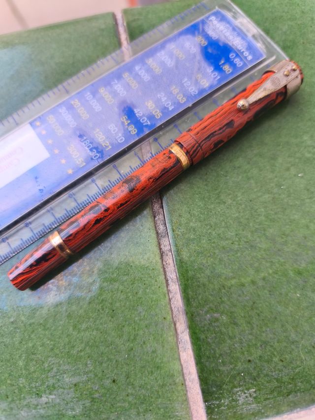 Penna stilografica in PP arancione e nera. S. Ideale.