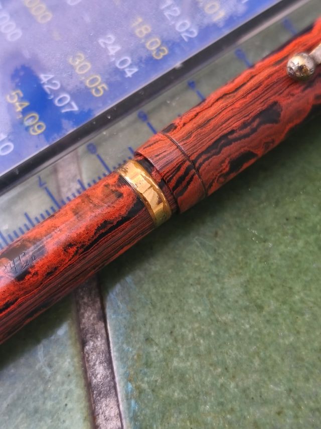 Penna stilografica in PP arancione e nera. S. Ideale.