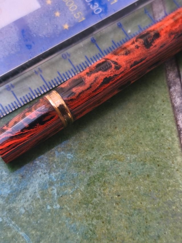 Penna stilografica in PP arancione e nera. S. Ideale.