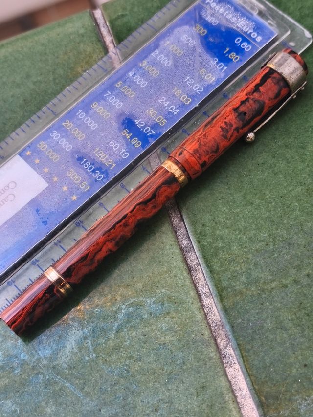 Penna stilografica in PP arancione e nera. S. Ideale.