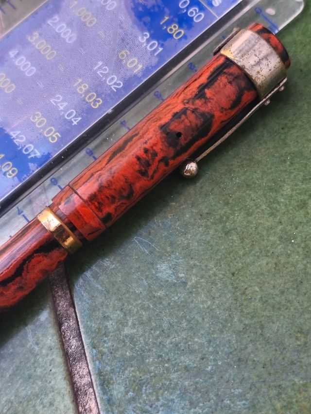 Penna stilografica in PP arancione e nera. S. Ideale.