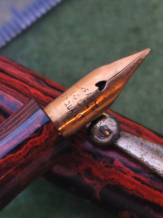 Penna stilografica in PP arancione e nera. S. Ideale.