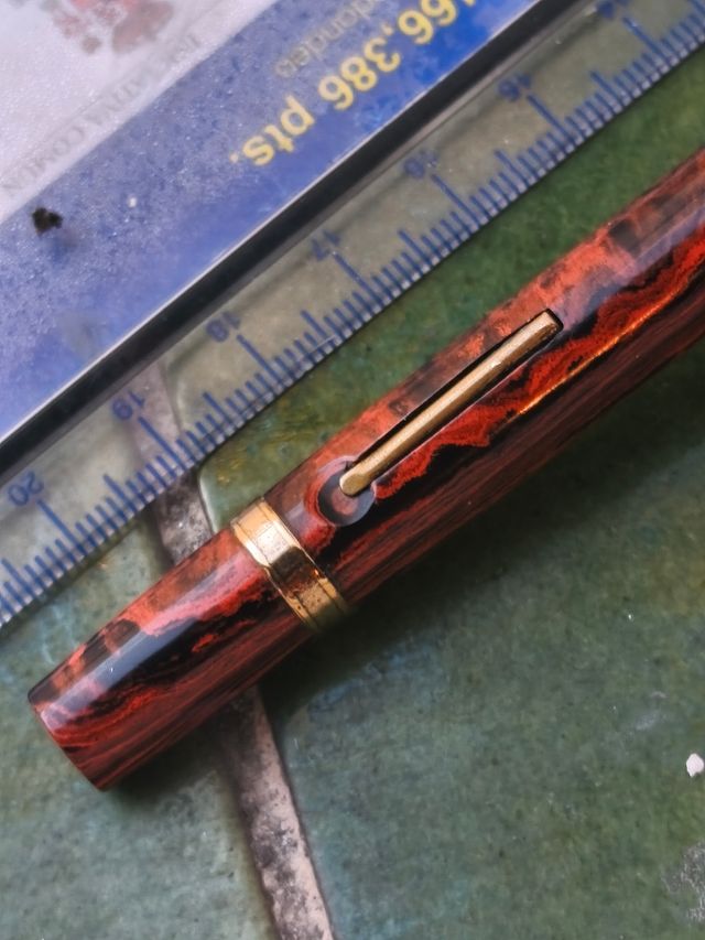 Penna stilografica in PP arancione e nera. S. Ideale.