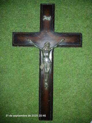 Crucifijo de madera con figura de Cristo