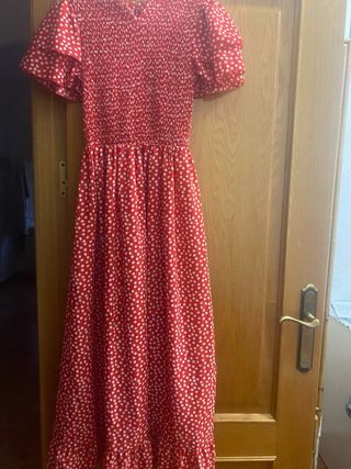 Vestido rojo con flores blancas