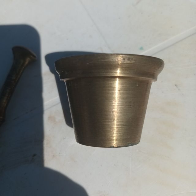 Mortaio e pestello in ottone antico