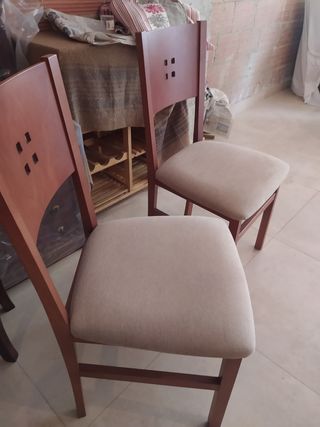 Dos sillas de madera tapizadas beige