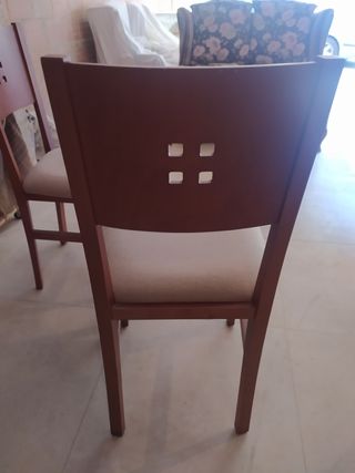 Dos sillas de madera tapizadas beige