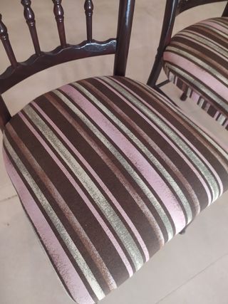 Dos sillas tapizadas