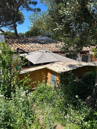 Sombrilla grande beige metálica