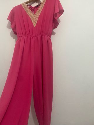 Mono rosa con encaje