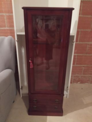 Vitrina de madera con cristal