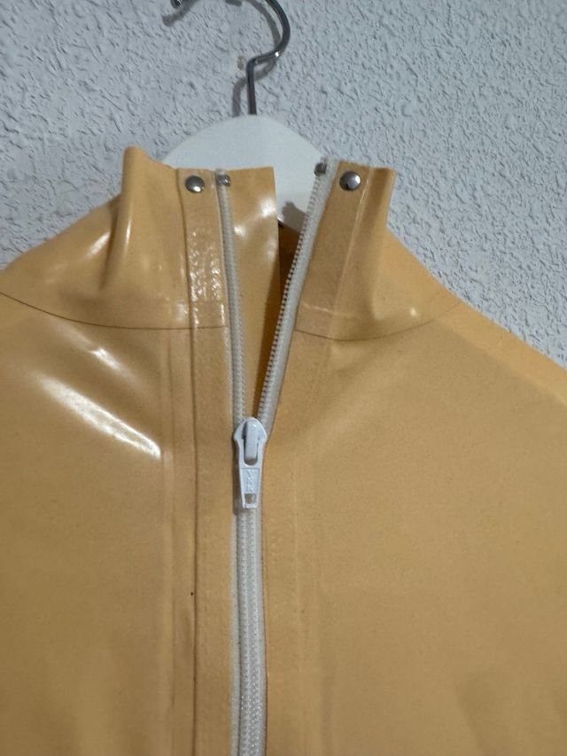 Mono de látex estilo muñeca